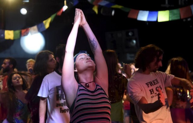 Toby Melville/Reuters Festa no sul de Londres que acontece pela manhã; balada matutina tem ganhado adeptos