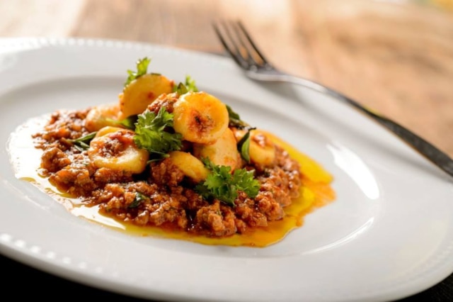 Tadeu Brunelli|Estadão Receita de nhoque de polenta com ragu de carne.