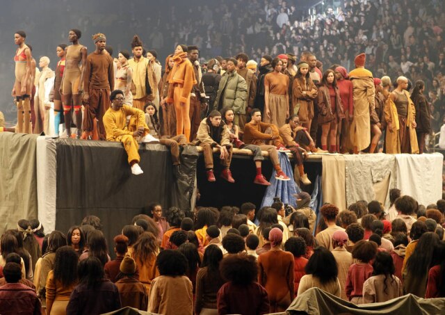 AP Photo/Bruce Barton Feito em conjunto com o lançamento do novo álbum do cantor, o desfile da coleção Yeezy levantou uma bandeira contra o racismo ao escolher um casting de maioria negra