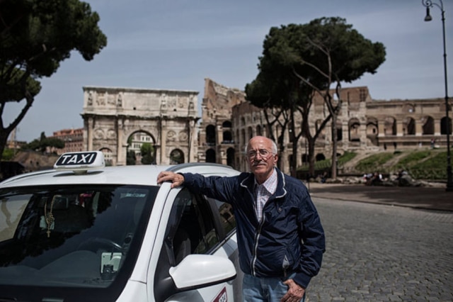 Nadia Shira Cohen/ The New York Times Alberto Tomassi é motorista de táxi em Roma há 50 anos