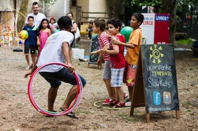 Crianças brincam ao ar livre