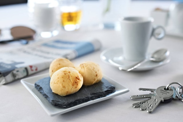 Divulgação Para se agradar o gosto suíço, a receita mineira foi adaptada e leva queijo gruyère.