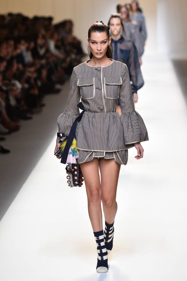 GIUSEPPE CACACE/AFP Os aventais que viraram vestidos estruturados e camisas de manga bufante na Fendi.