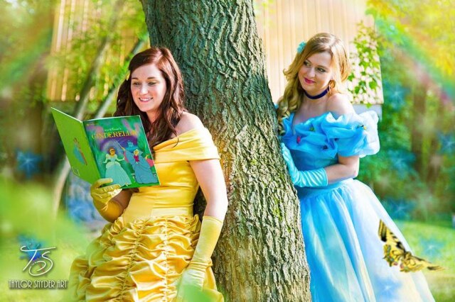Reprodução/Facebook Americanas fizeram ensaio de casamento inspirado em princesas da Disney.