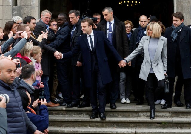 REUTERS/Benoit Tessier Emmanuel Macron e Brigitte Trogneux depois da votação do primeiro turno da eleição francesa.
