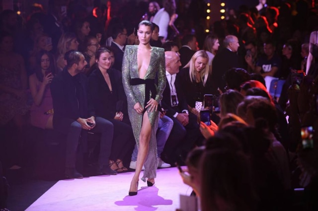 EFE/JULIEN DE ROSA Bella Hadid na apresentação de Alexandre Vauthier.