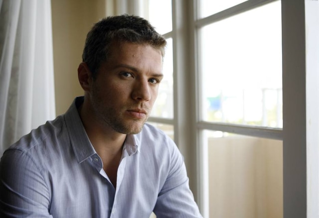 Mario Anzuoni/Reuters Modelo acusa o ator Ryan Phillippe de violência doméstica e pede US$ 1 milhão em indenização.