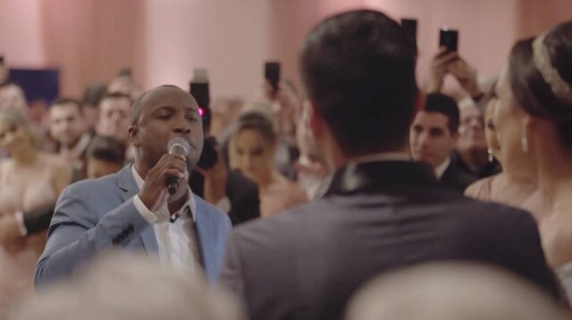 YouTube / @Thiaguinho Thiaguinho 'invade' festa de casamento