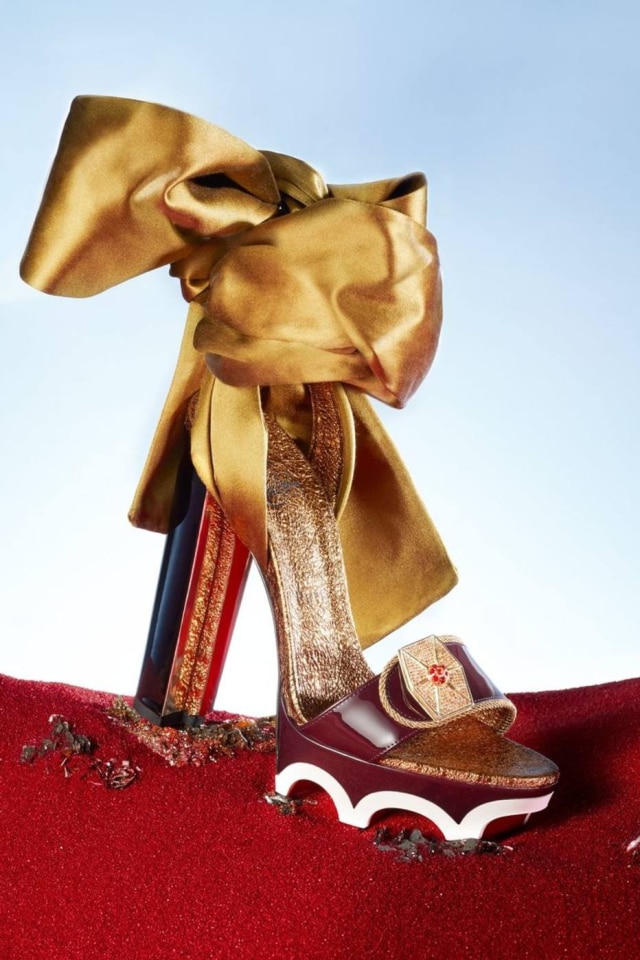 Divulgação/ Christian Louboutin O modelo dourado, com um grande laço, representa Rose Tico, personagem da atriz Kelly Marie Tran