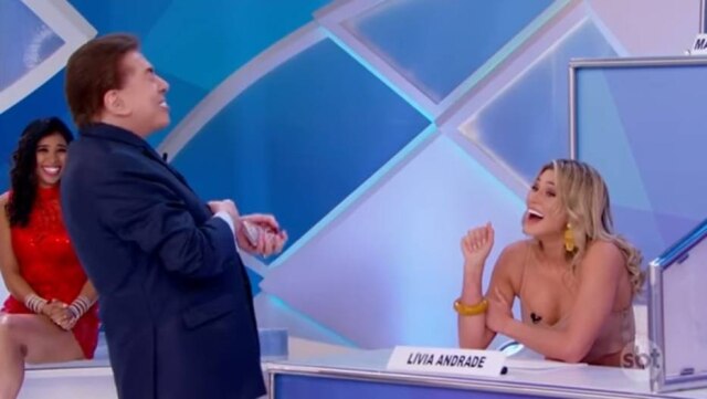Reprodução de 'Programa Silvio Santos' (2018) / SBT O apresentador Silvio Santos dá risada ao relembrar história em avião.