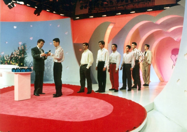 João B. da Silva / SBT / Divulgação Silvio Santos durante apresentação do programa 'Em Nome do Amor' na década de 1990.