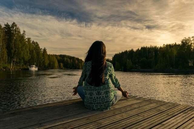 leninscape/Pixabay Meditação é uma das técnicas utilizadas para acalmar a mente e diminuir os pensamentos negativos.