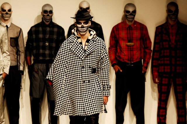 EVELSON DE FREITAS/AE O inverno 2010 masculino de Alexandre Herchcovitch, uma coleção inspirada por 'O Sétimo Selo'