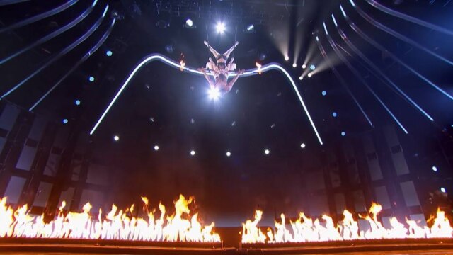 Youtube/ AmericasGotTalent Trapezista quase se machucou em performance