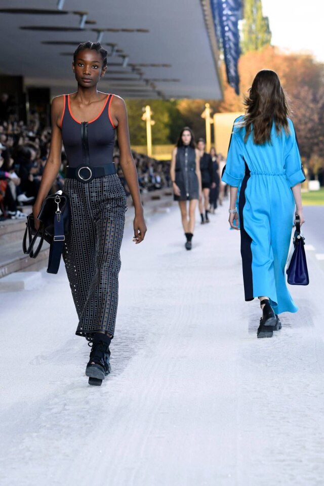 Bertrand GUAY/AFP Um top esportivo usado com calça de couro perfurada da Hermès