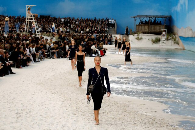 REUTERS/Stephane Mahe Mulheres de preto na praia da Chanel