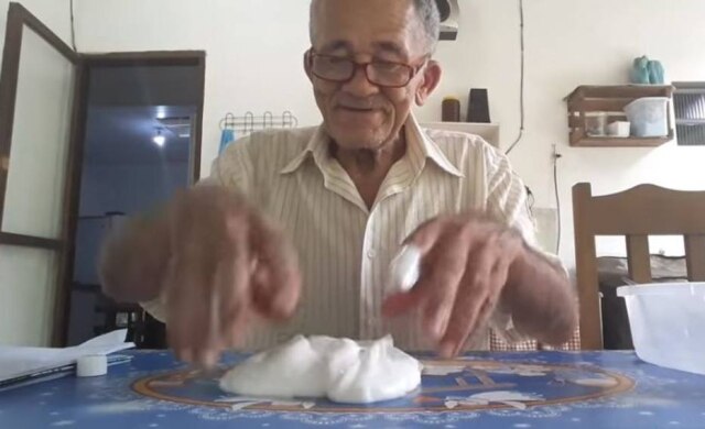 Reprodução/Youtube/Nilson Izaias papinho O idoso Nilson Izaias ensina a fazer slime durante vídeo no canal dele no Youtube.