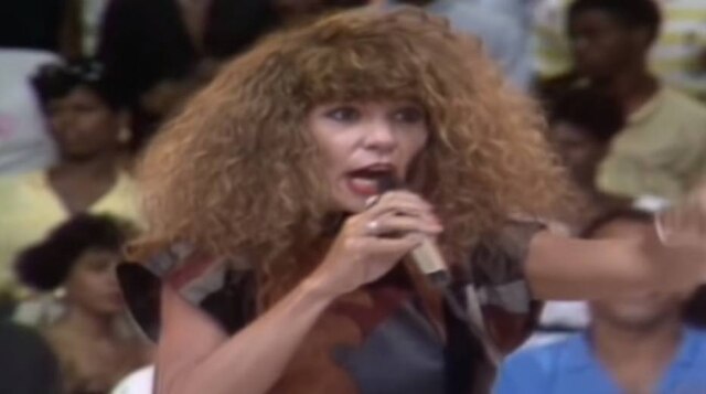 Reprodução de 'Domingão do Faustão' (1989) / Globo Elba Ramalho no 'Domingão do Faustão'.