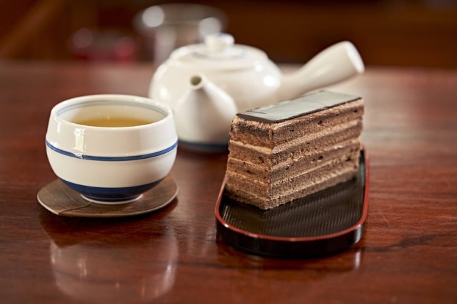 Novo café Sabor Mirai. Chá-verde sentya servido em loucas originais do Japão e bolo de chocolate