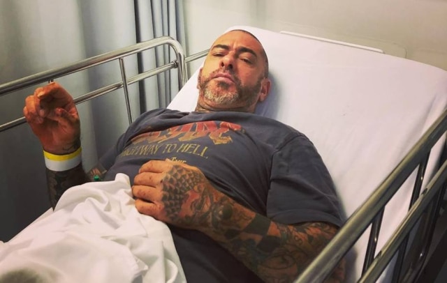 Instagram / @henrique_fogaca74 Henrique Fogaça em maca de hospital após acidente de moto.