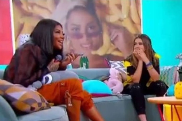 Reprodução/SBT Ludmilla e Maisa passam trote na cantora Anitta.