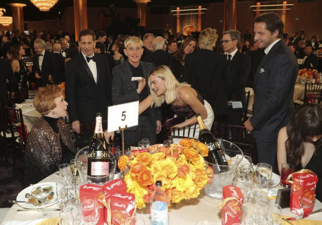 John Salangsang/ Invision for Lindt Chocolate/AP Ellen DeGeneres, Margot Robbie e Tom Ackerley no Globo de Ouro