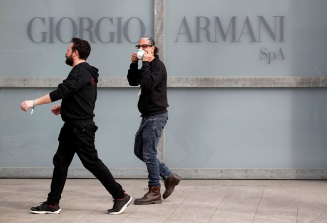 REUTERS/Alessandro Garofalo Trabalhadores em frente ao teatro onde ocorreu o desfile da Armani na Semana de Milão