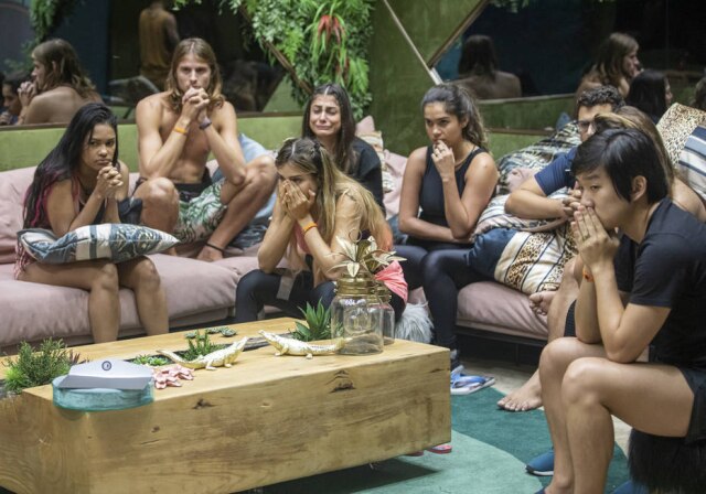 Paulo Belote/ Globo Participantes do 'BBB 20' recebem a notícia sobre o início do quarto branco