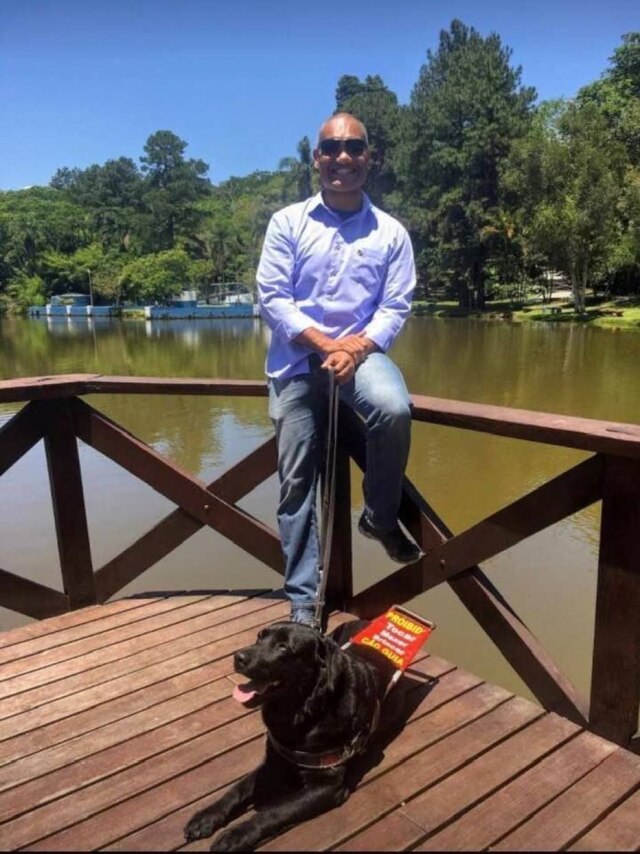 Ricardo Pedroso / Arquivo Pessoal Emma é a cão-guia de Ricardo há seis anos, e é descrita por ele como sua companheira