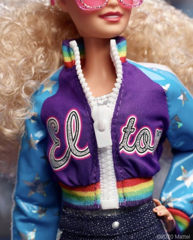 Mattel Detalhe da jaqueta colorida e brilhante da Barbie, com as iniciais de Elton John