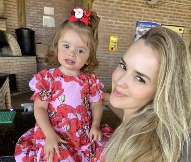 Instagram/@thaeme A cantora sertaneja Thaeme Mariôto e a filha Liz