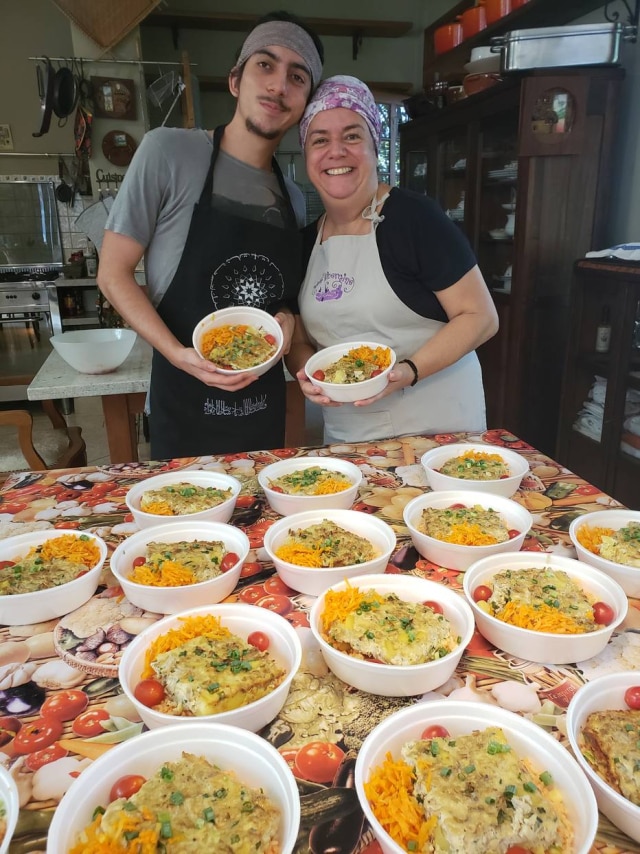 Acervo Pessoal Marisa Furtado, da escola de culinária Madame Aubergine, e seu filho Tomás prepararam cerca de 45 refeições para doação