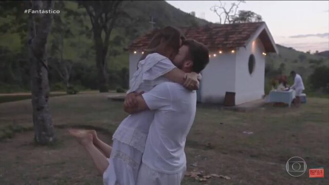 Reprodução / Rede Globo Fernanda Lima e Rodrigo Hilbert se casaram com uma pequena cerimônia em 2020, em uma capela que ele mesmo construiu para a ocasião
