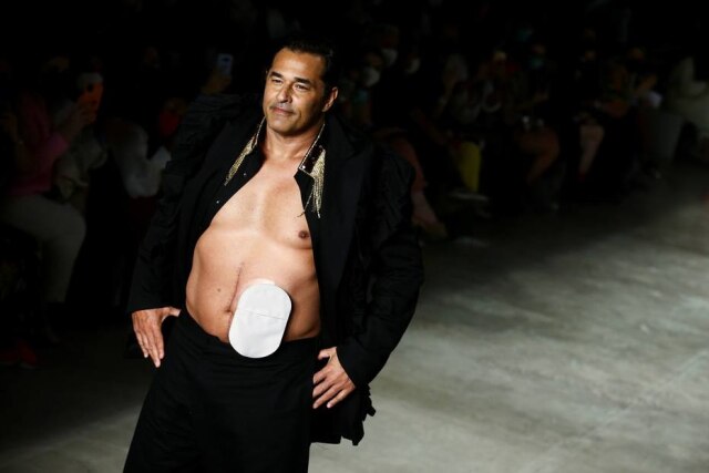 Carla Carniel/Reuters O ator Luciano Szafir testa positivo para coronavírus pela terceira vez, mas passa bem; em novembro, participou da São Paulo Fashion Week mostrando bolsa coletora após cirurgia no intestino