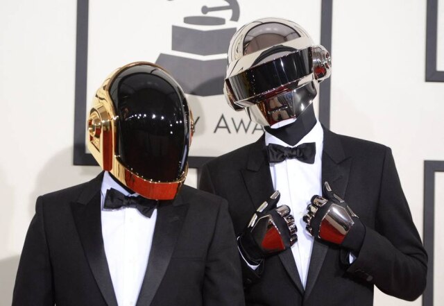 Robyn BECK / AFP Um ano depois de anunciar sua separação, os músicos franceses do Daft Punk realizaram nesta terça-feira, 22, sua volta nas redes sociais.
