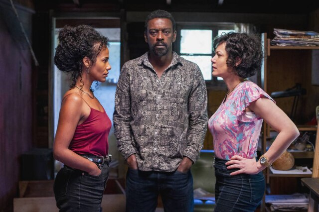 Aline Arruda/ Netflix Naruna Costa interpreta Cristina, Seu Jorge dá vida a Edson e Hermila Guedes faz a personagem Darlene na série 'Irmandade' da Netflix