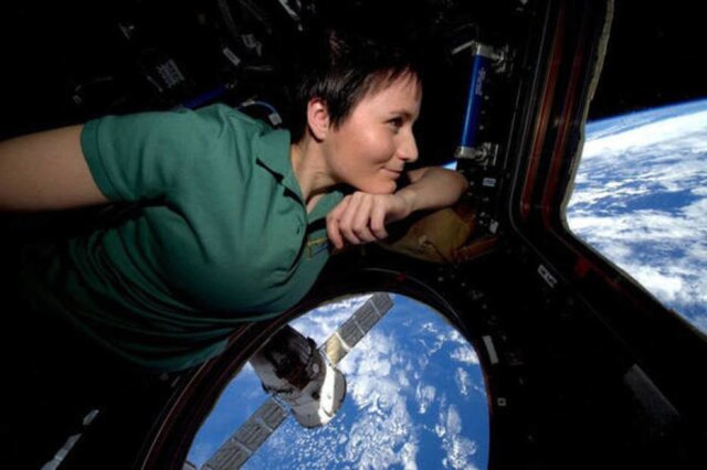 TWITTER/ PALAZZO CHIGI/ ANSA A astronauta Samantha Cristoforetti em sua primeira missão na ISS, em 2014; 'AstroSam' abriu conta na rede social para compartilhar a rotina no espaço.