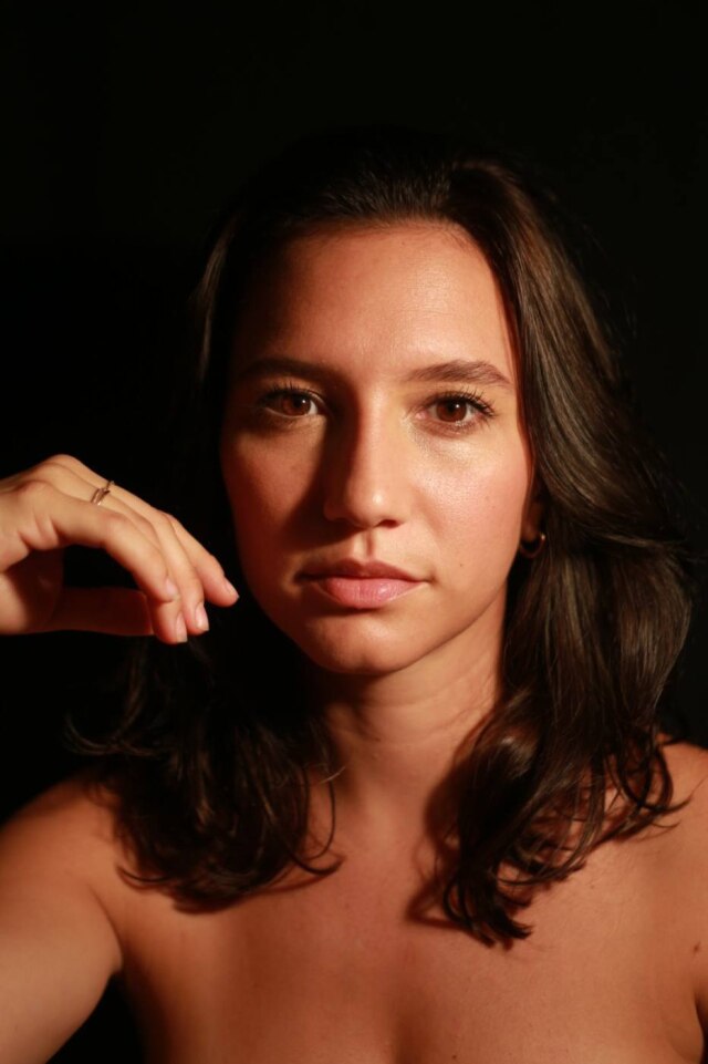 Paola Vespa Além de 'Rensga Hits', Lorena Comparato está em 'Impuros' e 'Não foi culpa minha', sendo que na última teve a oportunidade de trabalhar com sua irmã, Bianca Comparato.