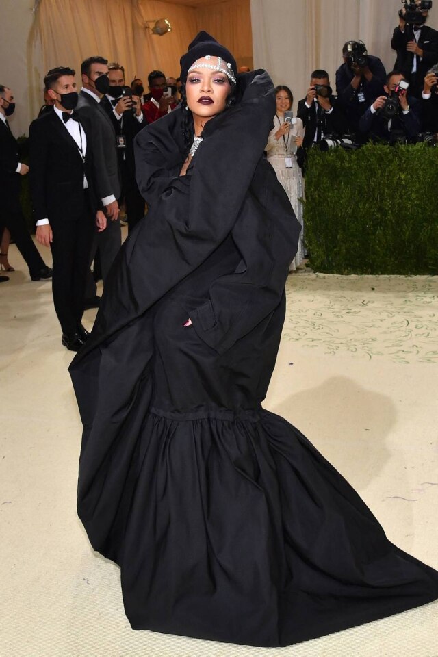 Angela Weiss / AFP EM 2021, a heroína de Barbados, Rihanna, usou preto no tapete vermelho do 'Met Gala'.