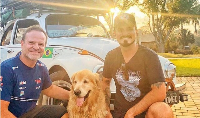 Instagram/@rubarrichello Rubens Barrichello ao lado de Jesse Koz e Shurastey com o fusca que a dupla usava para viajar o mundo.