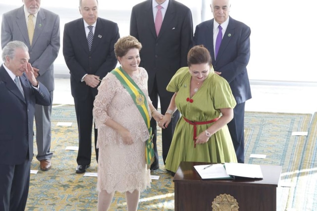 ADMI489 Dilma e Kátia Abreu no dia da posse: o vestido verde da ministra foi alvo de piadas nas redes sociais