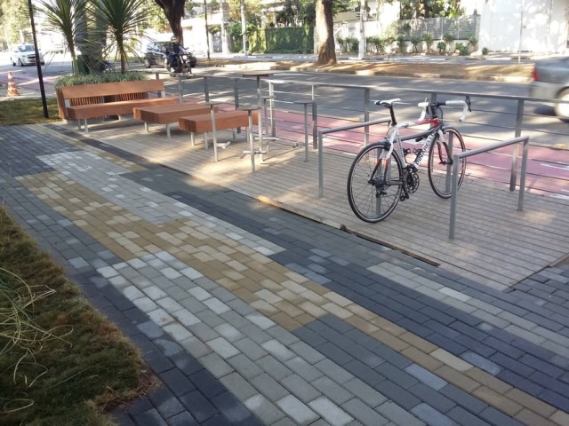 Divulgação O bicicletário na calçada viva, assinada pelos Abbud para a Casa Cor