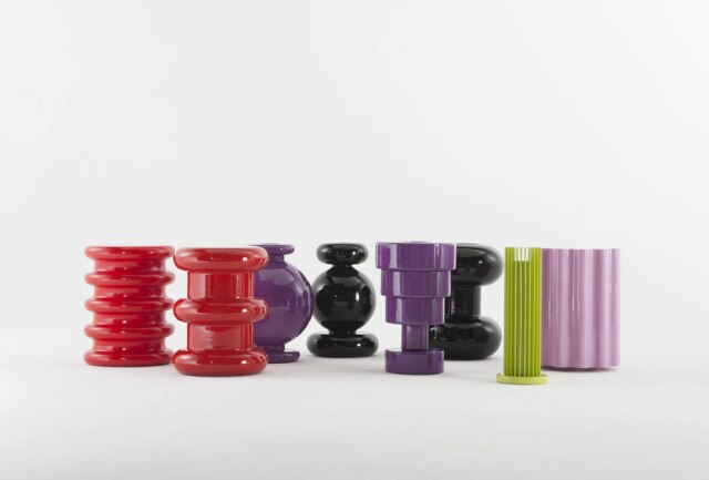 Divulgação Os bancos (2) e vasos (6) da coleção Kartell goes Sottsass