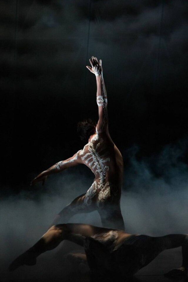Divulgação Roupas criadas por Riccardo Tisci para performance de Marina Abramovic, em 2013
