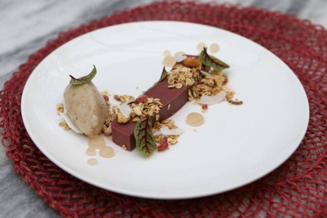 Panna cotta de açaí com granola caseira Panna cotta feita pelo chef Victor Dimitrow