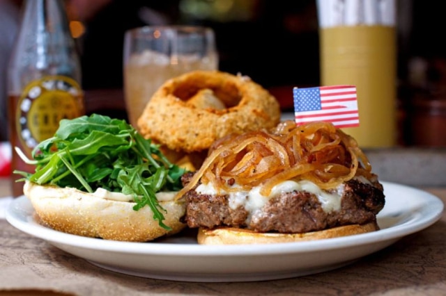 Kristina Barker|NYT Hambúrguer de bisão servido no Ted's Montana Grill. A carne está se tornando cada vez mais popular nos EUA.
