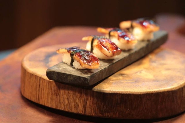 Nilton Fukuda|Estadão Na Casa do Porco, a pedra-sabão é usada para servir o sushi de porco.