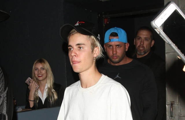 Bang Showbiz Os fãs do cantor Justin Bieber não estão aceitando sua nova namorada e usam as redes sociais para demonstrar a insatisfação