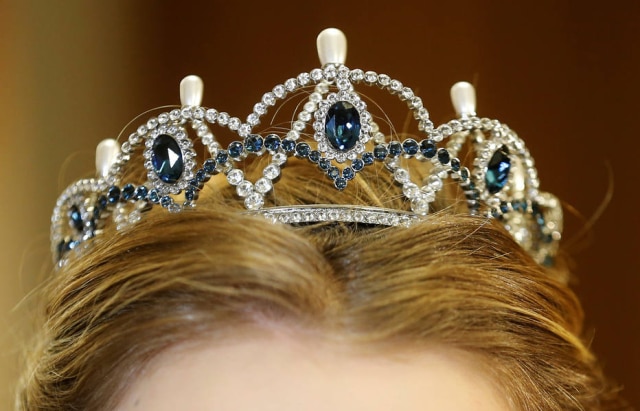 REUTERS/Heinz-Peter Bader Tiara criada por Karl Lagerfeld para o Opera Ball em Viena.