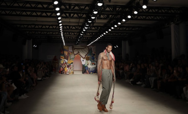 Andre Penner/AP Photo Um dos looks do projeto Ponto Firme, que trouxe um bem-vindo elemento social e político à semana de moda